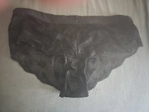 verkaufe getragene höschen, bhs, socken und enge lederleggings