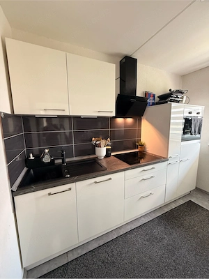 Moderne Küchenzeile inkl. E-Geräte + viel Stauraum