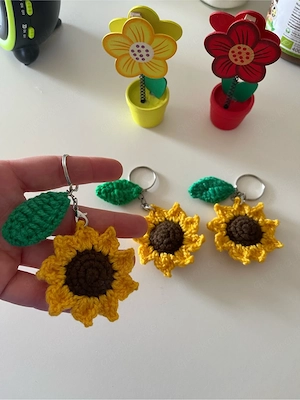 Schlüsselanhänger Mini Sonnenblumen mit Blättern.