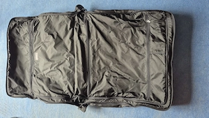 Ein Kleidersack von ESPRIT für die Businessreise