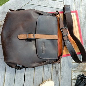 Leder- Markenumhängetasche, neuwertig