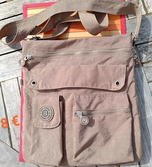 leichte Umhängetasche - passt auch in jeden Koffer