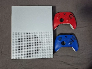    Xbox One S + 2 Controller + Ladestation   