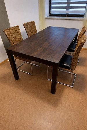 Massiver Echtholztisch mit 4 Rattan-Stühlen