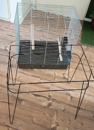 Neuwertige Vogelkäfig mit Ständer aus Metall mit Zubehör Wie Neu