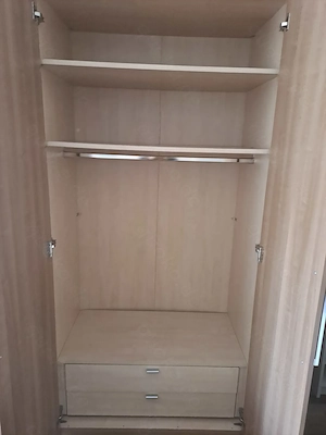 Geräumiger Kleiderschrank zu verkaufen (bereits abgebaut) Bild 2