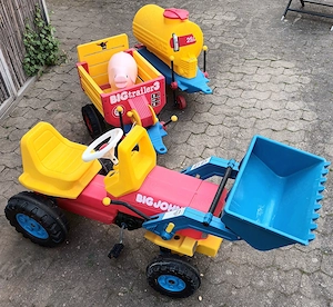 Traktor von Big John mit 2 Anhängern