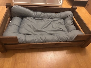 Hundebett aus Holz mit Kissen für große Hunde