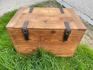 Holztruhe mit Eisenscharnierem