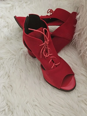 Neue Absatzschuhe in rotem Velours samt