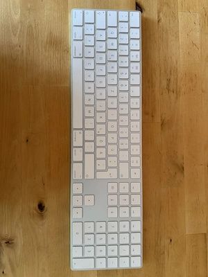 Apple Magic Keyboard mit Ziffernblock   Tastatur  MQ052D A Silber
