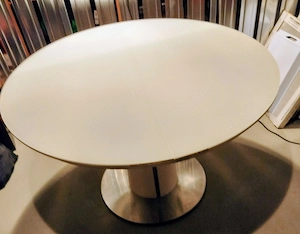 Ausziehbarer Tisch mit 4 Stühlen