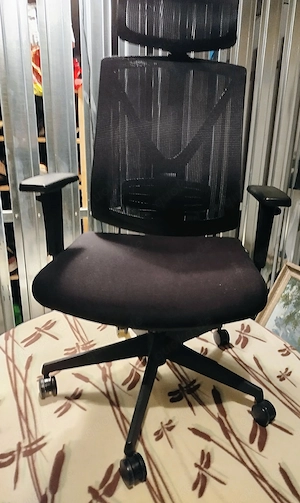  Biete einen wenig benutzten Bürostuhl schwarz an