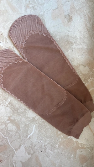 Südländerin verkauft Nylonsöckchen