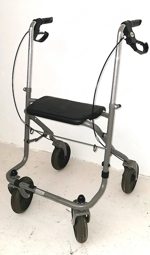  Rollator mit Sitzfläche