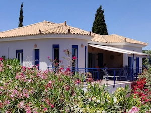 Sommerurlaub in Villa an südgriechischen Sandstränden der Ägäis