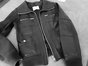 Modische Leder Jacke mit Reißverschluss und Strickbündchen unten und am Ärmel 