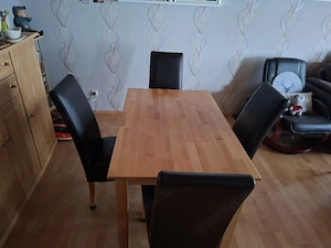 Tisch und 4 Stühle
