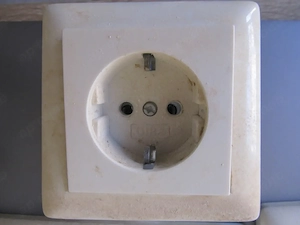 Wegen Wechsel Steckdosen abzugeben, alle in einwandfreien Zustand