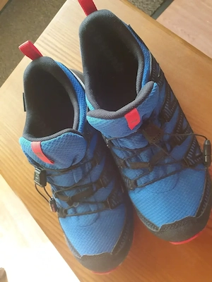 blaue Turnschuhe, rote Sohle, Gr. 37