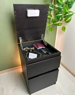 Nachttisch mit Geheimfach