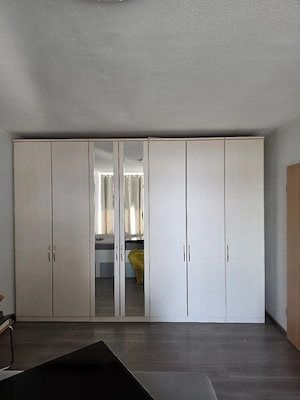 Kleiderschrank  zu verschenken 