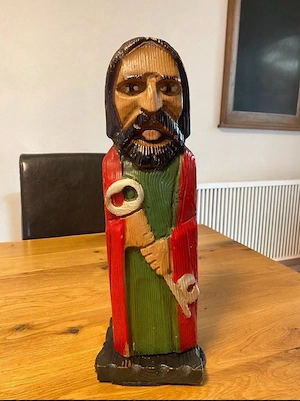 Holzfigur mit Flaschenfach 