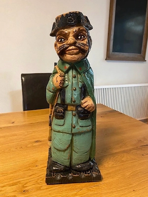 Holzfigur mit Flaschenfach