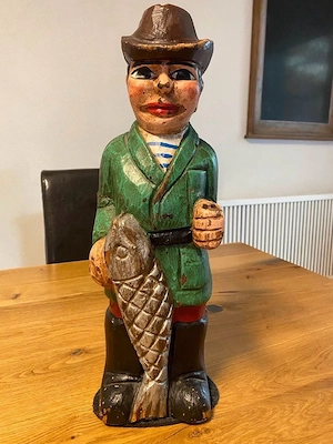 Holzfigur mit Flaschenfach