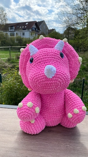 Großer gehäkelter Triceratops