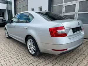 Skoda Octavia Limo 2,0TDI/DSG/S-DACH/DSG/1HD/MWST/SHZ