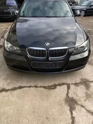BMW 320 i Lim. (E90)