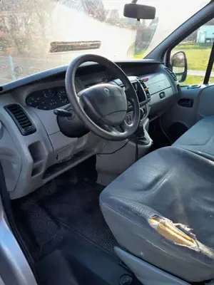 Renault Trafic L1H1 2,7t (8/9 Sitze) verglast