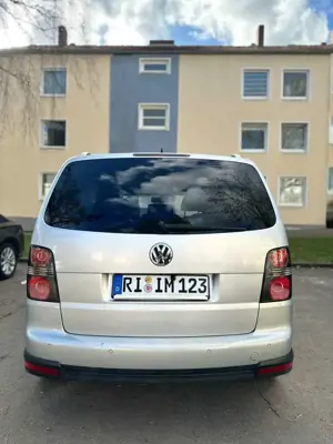 Volkswagen Touran 2.0 TDI DPF DSG Highline Bild 5