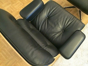 Original Charles & Ray Eames Lounge Chair mit Ottoman von Vitra - Kirschbaum Bild 4