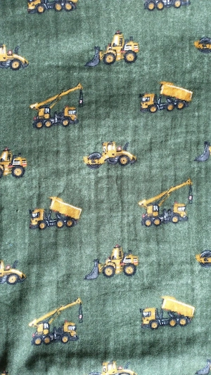 Musselinstoff dunkelgrün mit Kindermotiv (Baumaschinen)