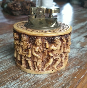 Vintage Tischfeuerzeug mit Figurenrelief   Antikstil   50er 60er Jahre