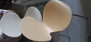 4 Stapelstühle (2 hellgelb, 2 creme) neuwertig