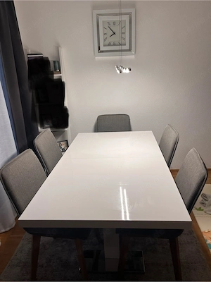 weißer Esstisch mit Stühle, Lampe und Uhr zu verkaufen. 
