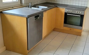 Küche mit Elektrogeräten 