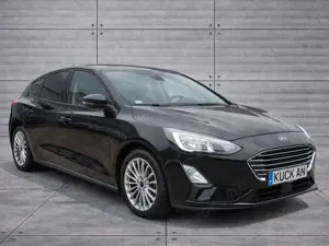 Ford Focus Lim. Titanium m. Automatik, 8-fach bereift