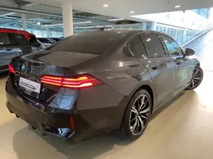 BMW 550 e xDrive M Sport 20'' IconGl Pano BW KomfSi belüf Bild 3