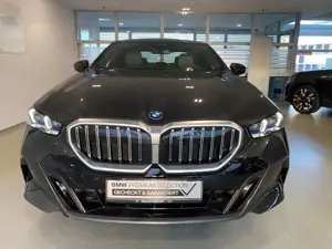 BMW 550 e xDrive M Sport 20'' IconGl Pano BW KomfSi belüf Bild 2