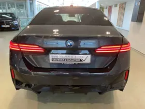 BMW 550 e xDrive M Sport 20'' IconGl Pano BW KomfSi belüf Bild 4