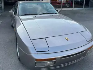 Porsche 944
