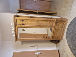 Ein Garderoben- und Ein Schuhschrank aus Massivholz