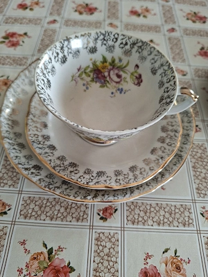 Zwei Sammeltassen mit Muster