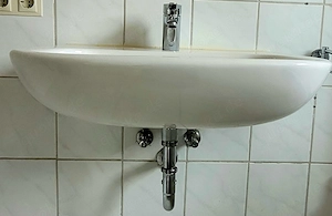 Waschtisch mit Waschamatur