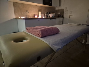 Entspannende, rhythmische Massage für Frauen (18+)