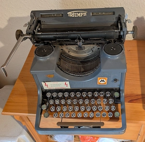 Alte Triumph-Typenrad-Schreibmaschine